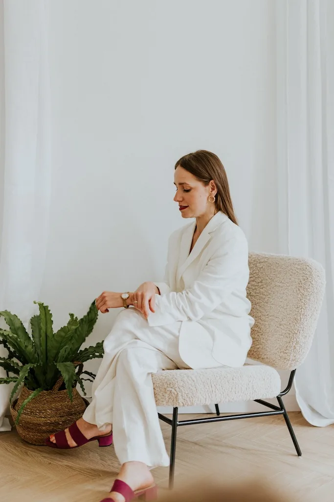 Jak pozować do sesji biznesowej? 15 sprawdzonych póz