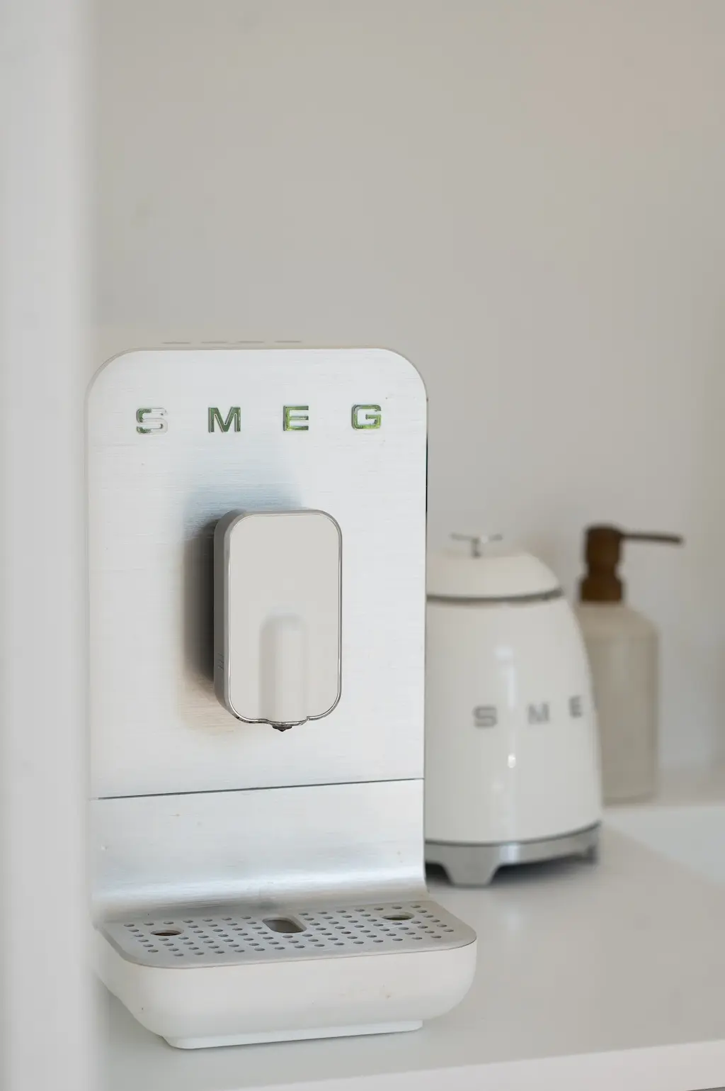 Ekspres SMEG w kuchni – stylowy i funkcjonalny sprzęt