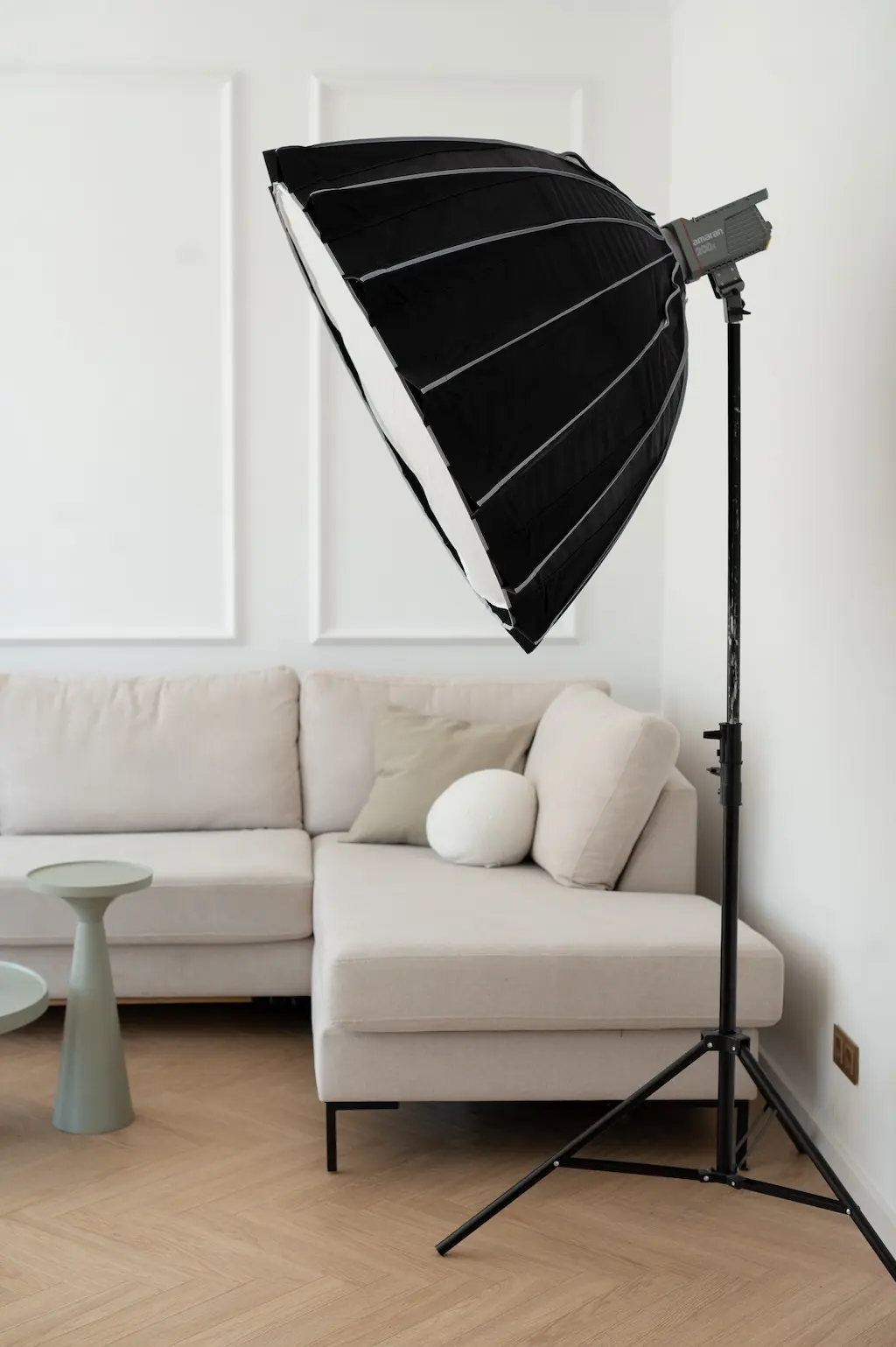 Softbox i sofa w Studio Dekerta – gotowe miejsce do zdjęć