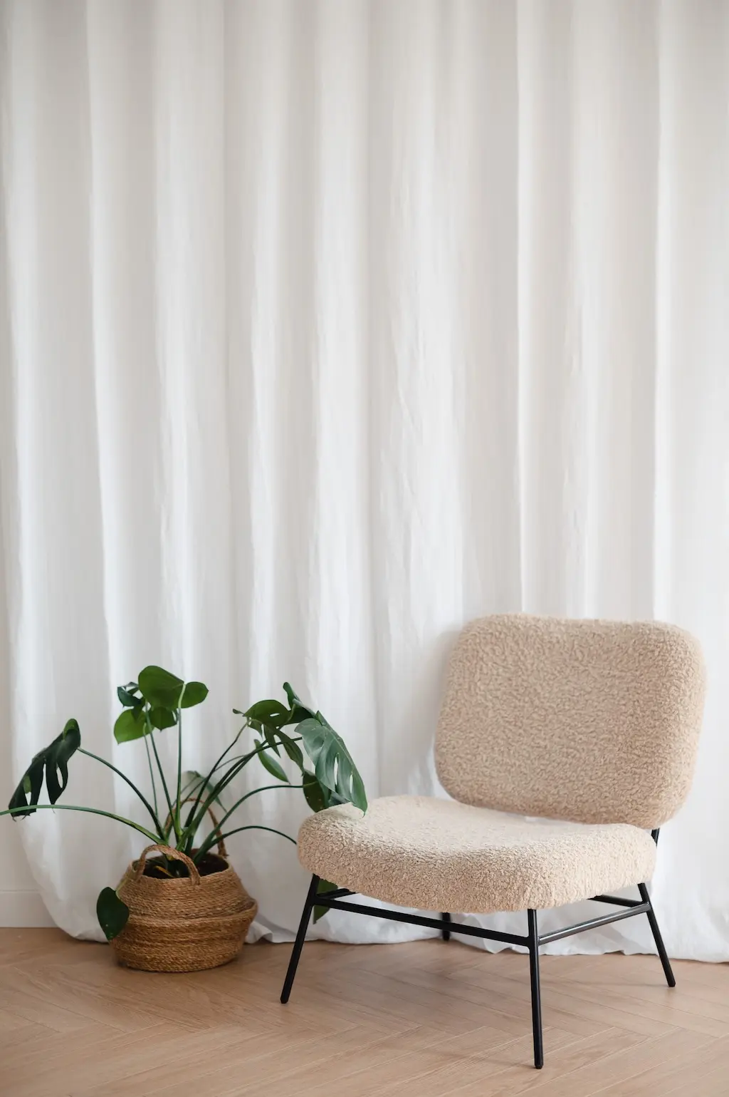 Profesjonalne oświetlenie i wygodna sofa w przestrzeni studyjnej Studio Dekerta.