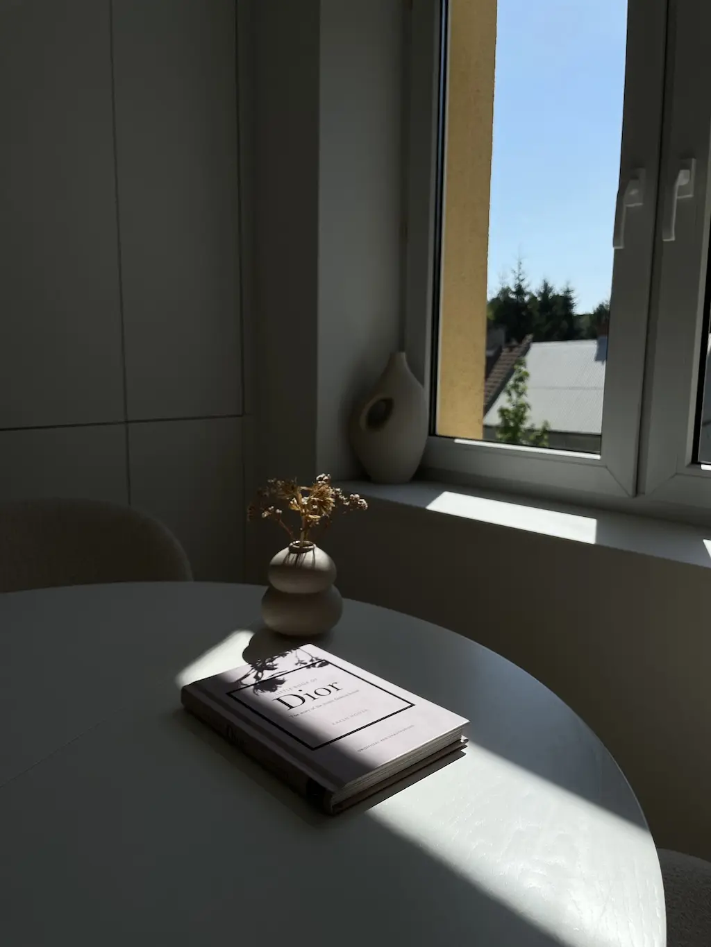 Duże lustro i designerskie oświetlenie w eleganckiej łazience Studio Dekerta.