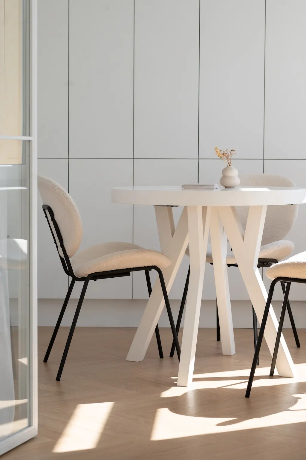 Stylowy ekspres do kawy SMEG – kuchenny detal w studio fotograficznym.